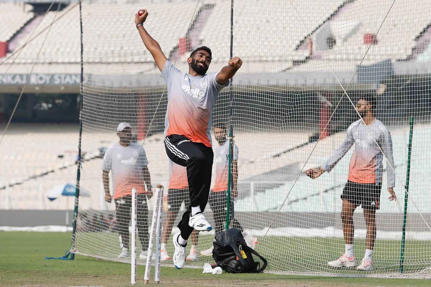 टीम इंडियाचा हुकूमी एक्का जसप्रीत बुमराह सुद्धा काही खास करु शकला नाही. त्याने 4 ओव्हरमध्ये 45 धावा देऊन एकही विकेट काढला नाही. बुमराह जेव्हा इतका महागडा ठरतो, तेव्हा टीम इंडियाची हालत खराब होणं स्वाभाविक आहे. तो दक्षिण आफ्रिकेच्या धावगतीला लगाम घालू शकला नाही.