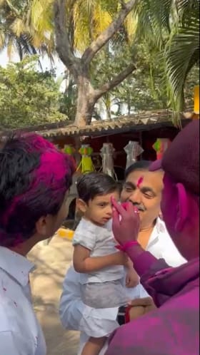 ईश्वरपूरमध्ये जयंत पाटलांनी चिमुकल्या नातवासोबत साजरा केला जल्लोष.