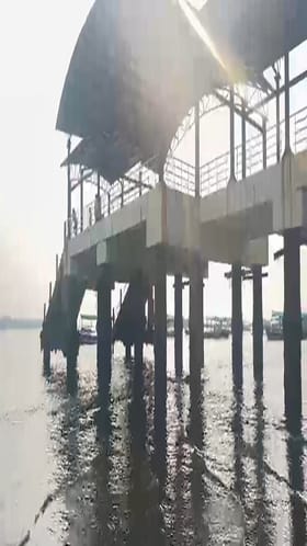 सिंधुदुर्ग किल्ल्यावर जाणाऱ्या जेटीचा काही भाग बनलाय धोकादायक.