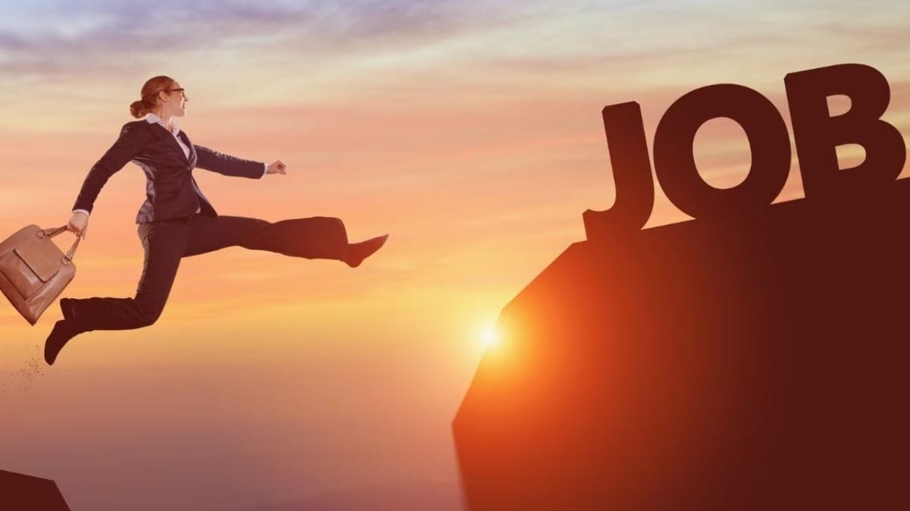 आजकाल चांगली नोकरी मिळवण्यासाठी पदवी अनिवार्य असते अशी जुनी समजूत आता बदलत चालली आहे. डिजिटल युगात कौशल्ये, प्रतिभा आणि मेहनत यांच्या बळावर लाखो रुपये कमावता येतात आणि तेही पदवीशिवाय! अनेक क्षेत्रांत कंपन्या फक्त स्किल्सच्या आधारावर कर्मचारी नेमतात, तर फ्रीलान्सिंग आणि स्वयंरोजगाराच्या संधीही मुबलक आहेत. चला, अशा पाच आकर्षक करिअर पर्यायांबद्दल जाणून घेऊया, ज्यात पदवीची गरज नाही पण कमाई लाखोंमध्ये होऊ शकते.