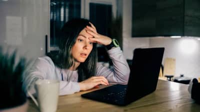 अरे देवा! ऑफिसला लवकर पोहोचणं पडलं महागात, तरुणीला गमावावी लागली नोकरी, धक्कादायक कारण समोर