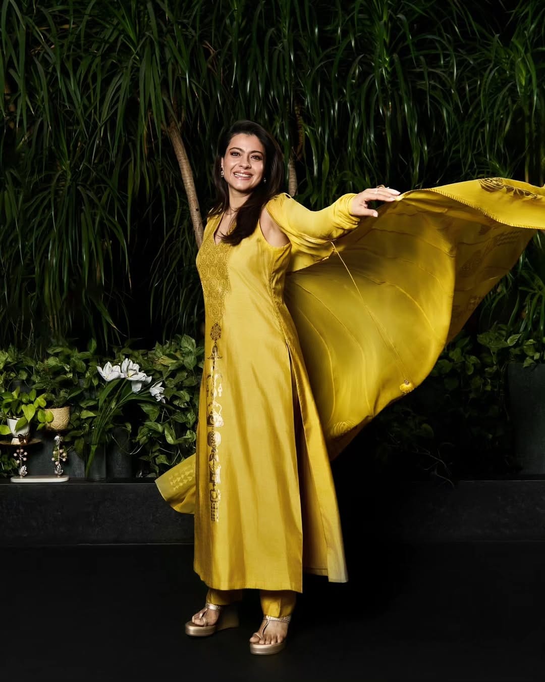 अनेक सिनेमांमधून काजोल चाहत्यांच्या भेटीस आली आणि अभिनेत्रीने चाहत्यांच्या मनावर राज्य केलं. आता काजोल सोशल मीडियावर कायम सक्रिय असते. सोशल मीडियावर तिच्या चाहत्यांची संख्या देखील फार मोठी आहे.