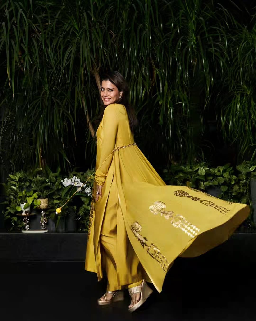 फोटो पोस्ट करत काजोल कॅप्शन मध्ये म्हणाली, 'या चेहऱ्याने गोष्टी पाहिल्या आहेत. बहुतेक मूर्खपणा...'  काजोलच्या पोस्टवर अनेकांना लाईक्स आणि कमेंटचा वर्षाव देखील केला आहे.