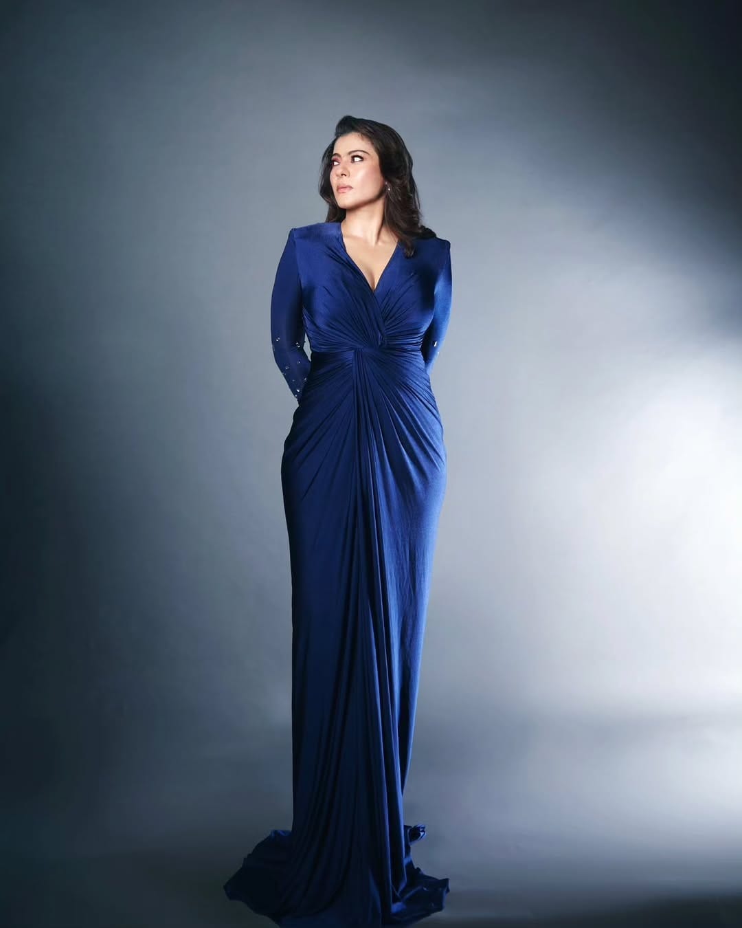 फोटो पोस्ट करत काजोल म्हणाली, 'असा विचार करु नका की सांताच्या यादीत असेल... काळजी करु नका... मी माझ्या भेटवस्तू स्वतः घेऊ शकते...' यावर अनेकांनी लाईक्स आणि कमेंटचा वर्षाव केला आहे. एक नेटकरी कमेंट करत म्हणाला, तुच एक भेट आहेस...