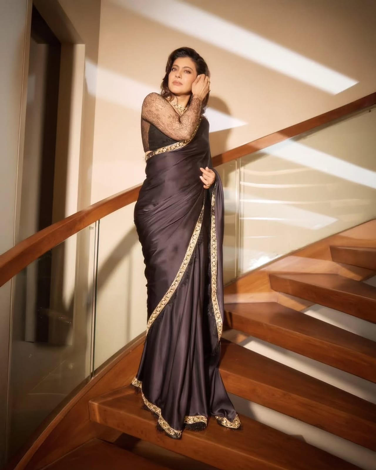 अभिनेत्री काजोल हिला आज कोणत्याच ओळखीची गरज नाही.. अभिनेत्रीने 90 च्या दशकात दमदार भूमिका साकारत चाहत्यांचं मनोरंजन केलं. पण आता काजोल बॉलिवूडपासून दूर आहे.