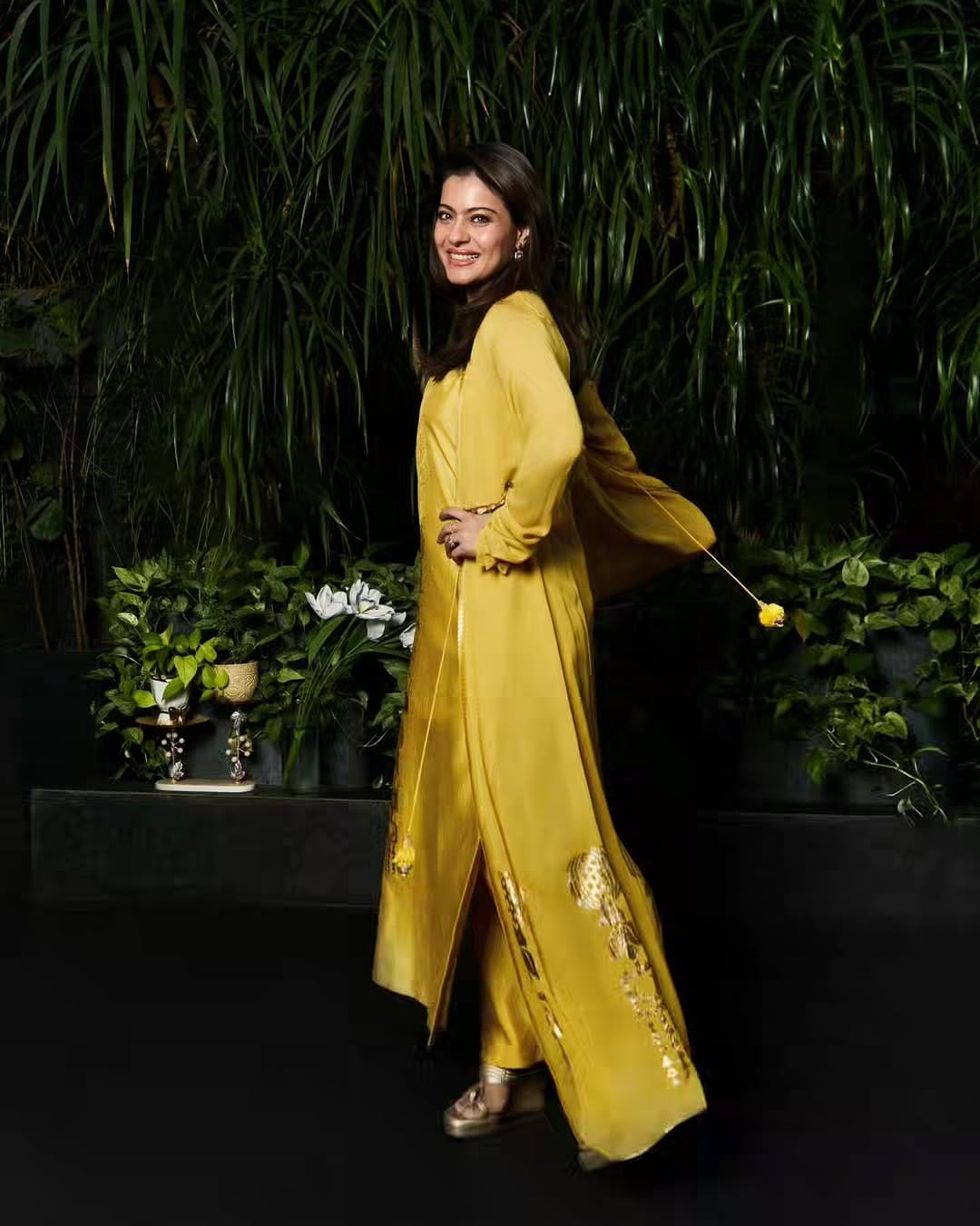 हटके ड्रेसमध्ये काजोल हिने स्वतःचे काही फोटो पोस्ट केले आहेत. फोटो पोस्ट करत अभिनेत्रीने खास कॅप्शन देखील दिलं आहे... सध्या सर्वत्र काजोल हिच्या लूकची चर्चा रंगली आहे... 