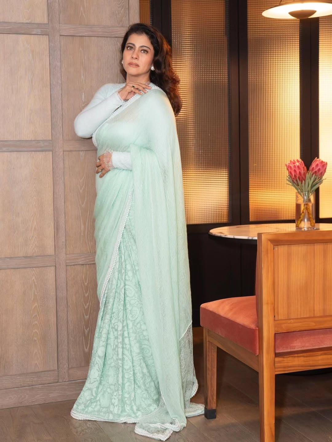 दिलवाले दुल्हनिया ले जाएंगे ( डीडीएलजे  ) च्या 30 वर्षांच्या निमित्ताने शाहरुख खान आणि काजोल यांनी लंडनच्या प्रतिष्ठित लेस्टर स्क्वेअरमध्ये राज आणि सिमरन यांच्या कांस्य पुतळ्याचे अनावरण केलं. 