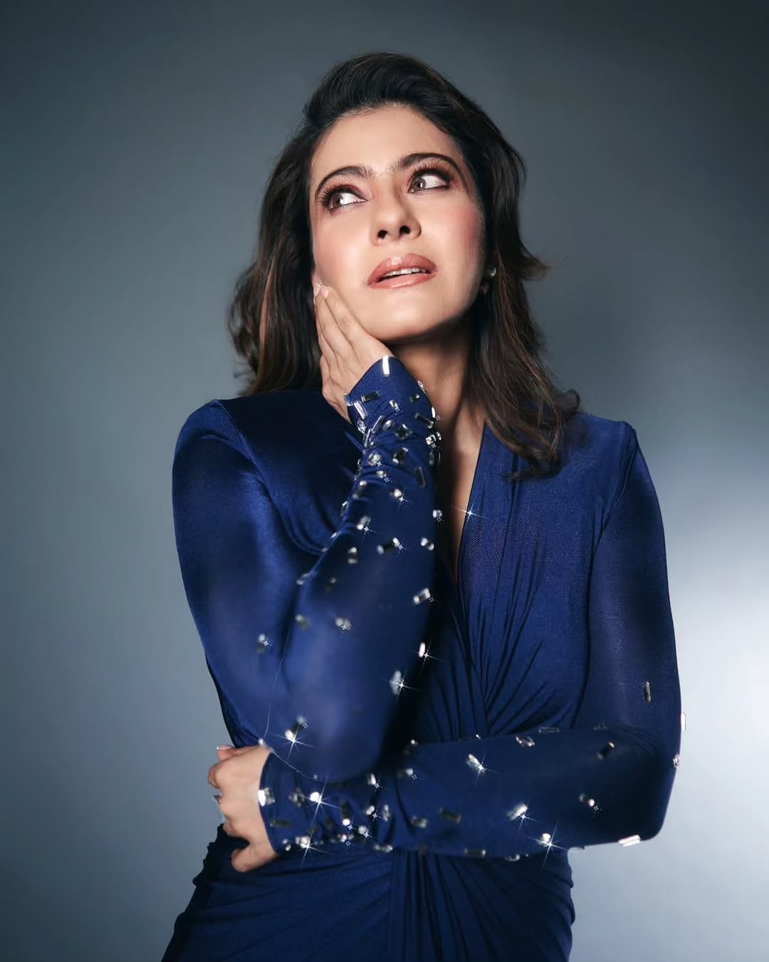 अभिनेत्री काजोल हिने 90 च्या दशकात दमदार भूमिका साकारत चाहत्यांचं मनोरंजन केलं. पण आता काजोल बॉलिवूडपासून दूर आहे. बॉलिवूडपासून दूर असली तरी काजोल कोणत्या न कोणत्या कारणामुळे चर्चेत असते...