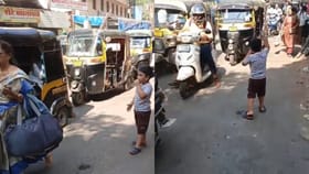 काका चला पुढे..., शिट्टी वाजवली अन् ट्राफिक कंट्रोल केलं; चिमुकल्याचा.