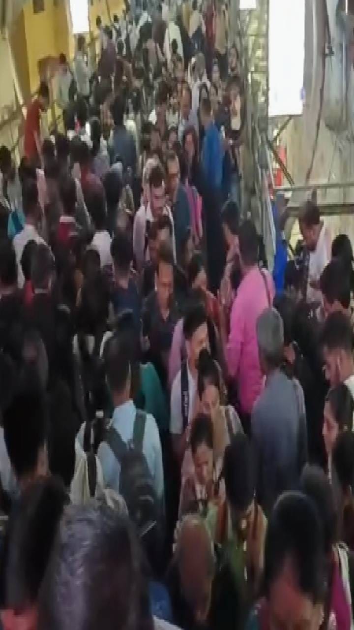 कल्याण-डोंबिवली स्कायवॉकवर फेरीवाल्यांचा बेकायदा कब्जा