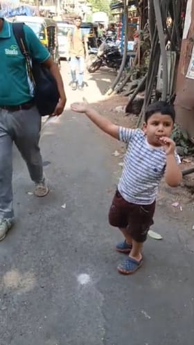 काका पुढे चला... कल्याणच्या ट्रॅफिक कोंडीने शिट्टी घेऊन चिमुकल्यालाच रस्त्यावर उतरवलं