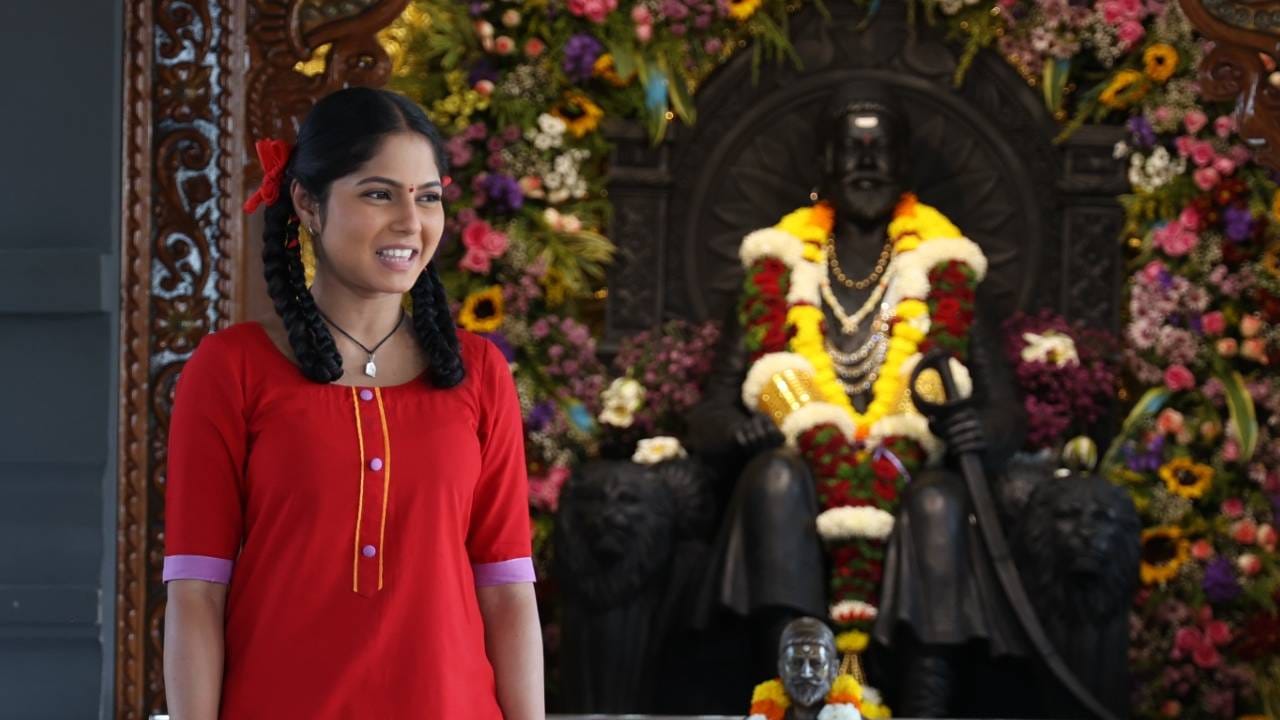 झी मराठी वाहिनीवरील लोकप्रिय मालिका 'कमळी'मधील कमळीचा वाढदिवस अविस्मरणीय बनवण्यासाठी तारिणी आणि निंगी यांनी एक अनोखं सरप्राईझ प्लॅन केलं. कमळीचे डोळे झाकून तिला महाराष्ट्रातील पाहिल्या छत्रपती शिवाजी महाराजांच्या मंदिरात नेलं.