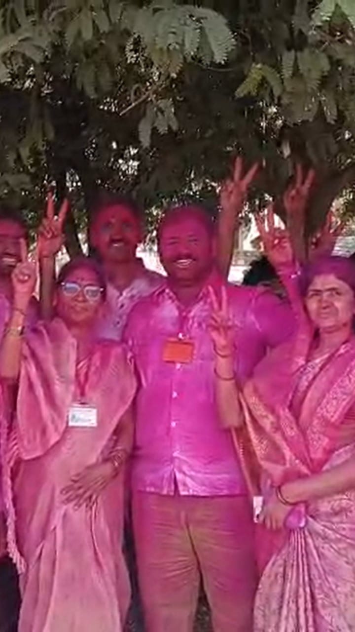 करमाळ्यात एकाच कुटुंबाचे वर्चस्व, भाऊ-बहीण आणि भावजयने उधळला गुलाल