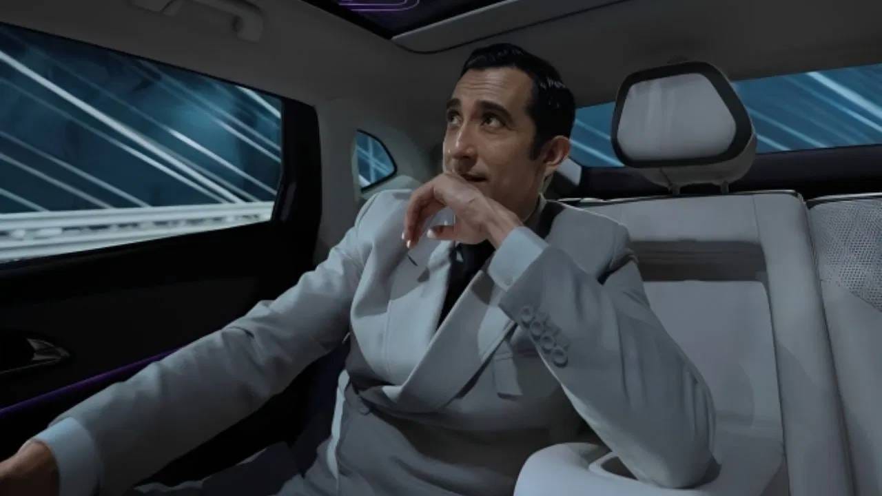 राहुल अक्षयपेक्षा मोठा आहे. अक्षयने व्यावसायिक चित्रपटात आपला करिश्मा दाखवला. राहुलने आर्ट फिल्मसचा मार्ग निवडला. त्याने 1999 साली आलेल्या दीपा मेहताच्या 1947 अर्थ चित्रपटातून बॉलिवूडमध्ये डेब्यु केलेला. या चित्रपटात आमिर खान मुख्य भूमिकेत होता.