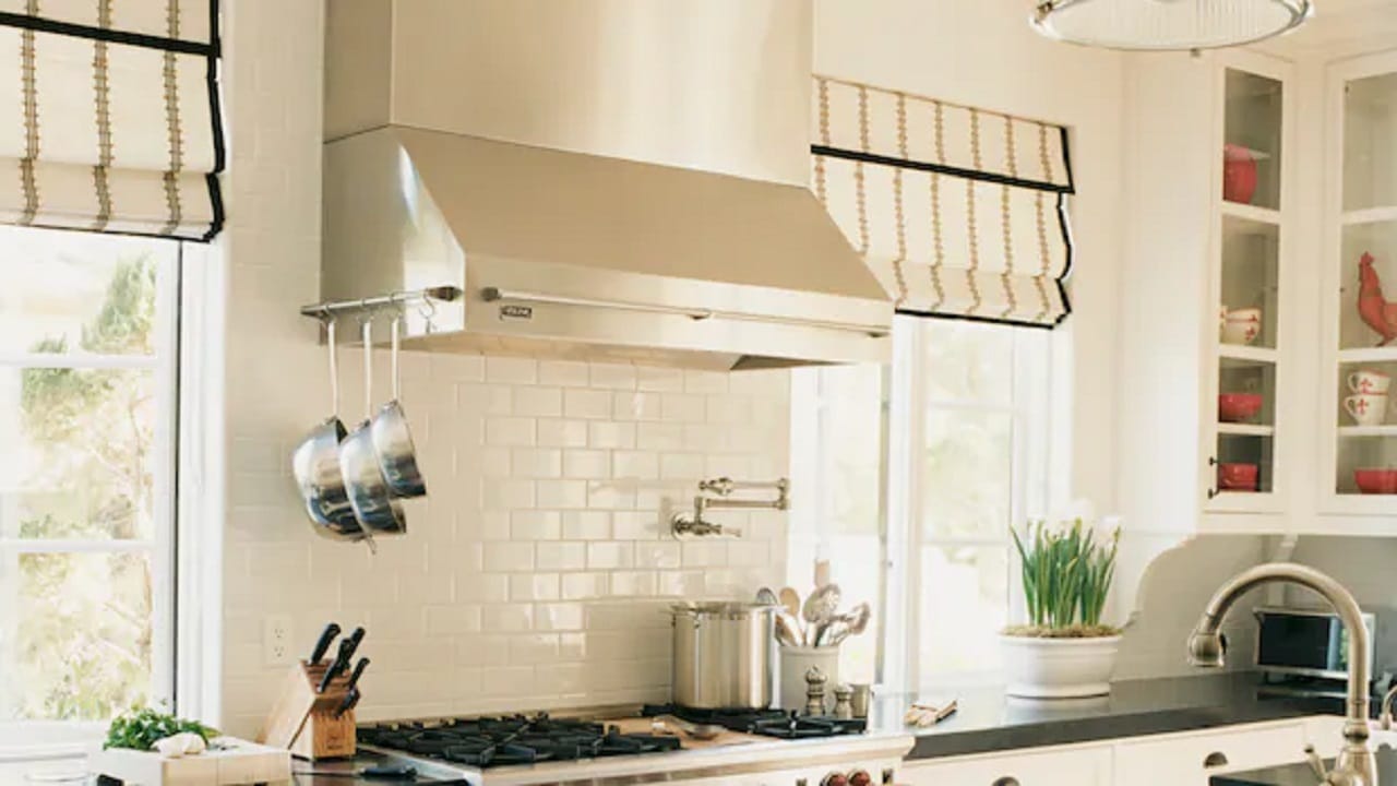 दररोज नित्यनियमाने स्वतःला साफसफाईची सवय लावा. ही एक चांगली सवय आहे. स्वयंपाक झाल्यावर गॅस, ओटा (प्लॅटफॉर्म), भांडी आणि सिंक लगेच स्वच्छ करा. साचलेली घाण नंतर काढणे कठीण होते.