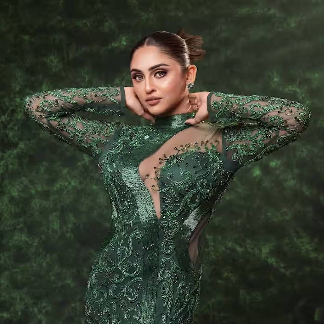 प्लास्टिक सर्जरीवरून सतत ट्रोल करणाऱ्यांना क्रिस्टलने हे उत्तर दिलं आहे. त्याचसोबत तिने ट्रोलिंगवरही प्रतिक्रिया दिली आहे. कोण काय बोलतं, याने मला फरक पडत नाही, असं ती म्हणाली. 
