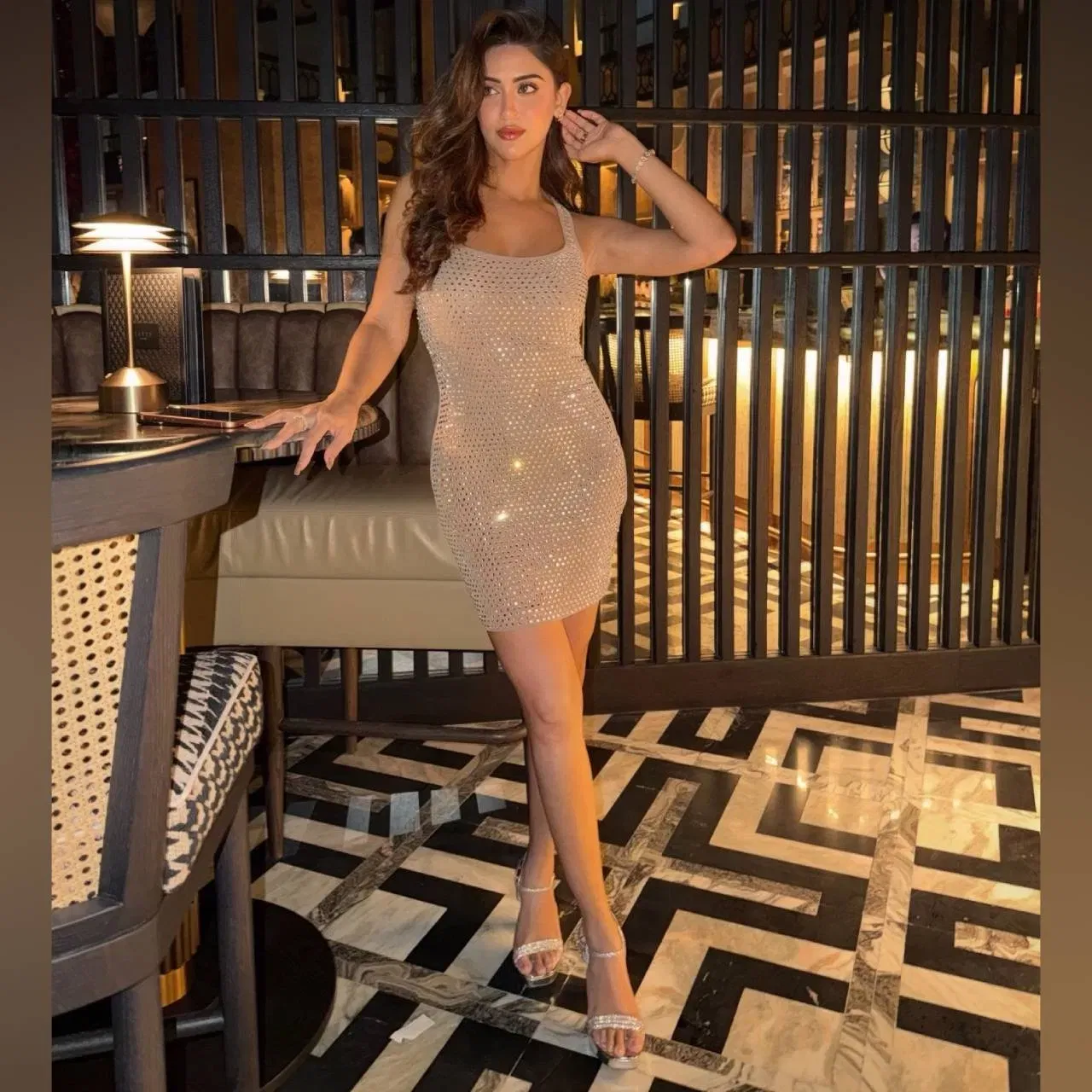 क्रिस्टलने हाय हील्स घालत स्टायलिश पोझ दिली आहे. हे फोटो शेअर करताना तिने कॅप्शन दिले आहे, 'बाहर और अंदर तूफान'. आता नेटकरी या पोस्टवर कमेंट करत तिचे कौतुक करत आहेत.  