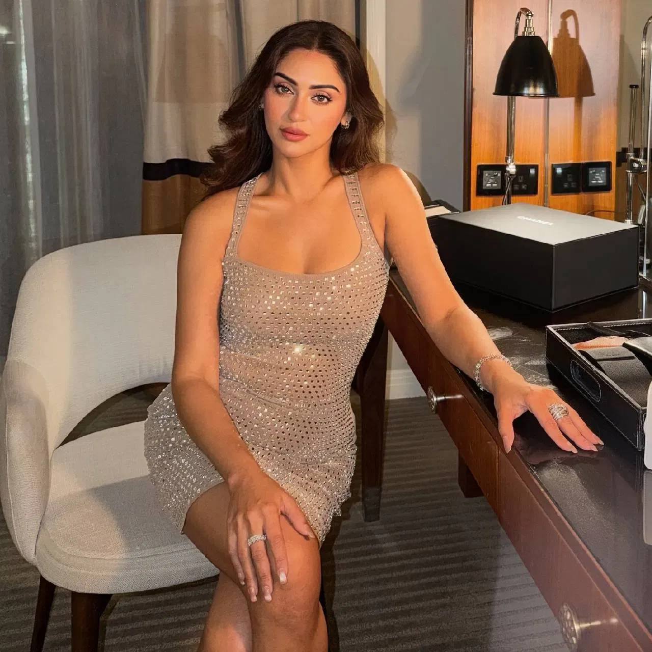 अनेक नेटकरी तिला हॉर्ट इमोजी पाठवत आहेत. एकाने लिहिले की, "तू खूप सुंदर आणि ग्लॅमरस दिसतेस." दुसऱ्याने लिहिले, "वाह, तू खूप सुंदर दिसतेस." अनेकांना तिचा हा लूक आकर्षक वाटत आहे.