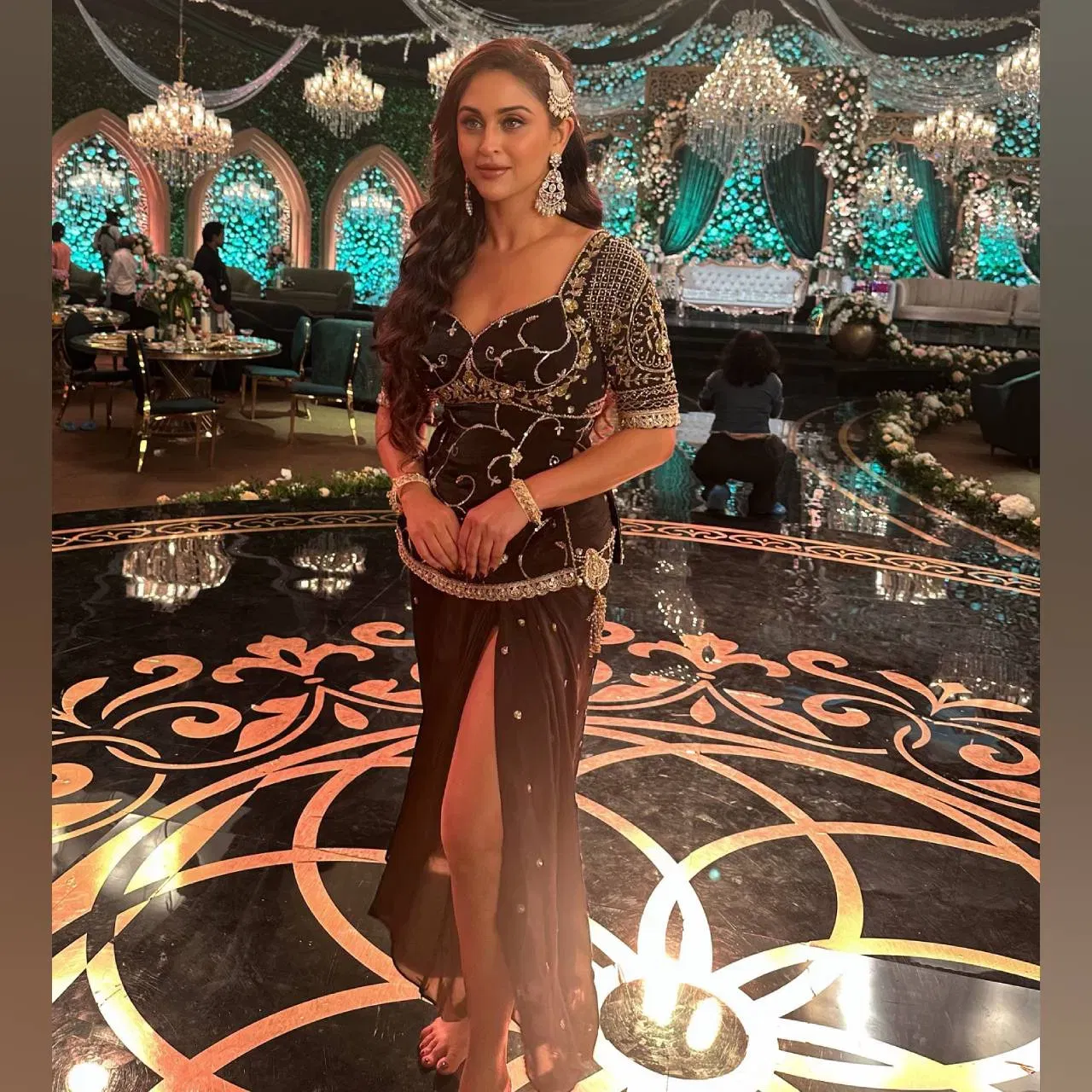 धुरंधर या सुपरहिट चित्रपटातील शरत गाण्यात क्रिस्टल डिसूझाने जबरदस्त डान्स केला आहे. या गाण्यातील तिच्या डान्स मूव्हजचे खूप कौतुक होत आहे. बिग बॉस 17 फेम आयेशा खान देखील या गाण्यात आहे.