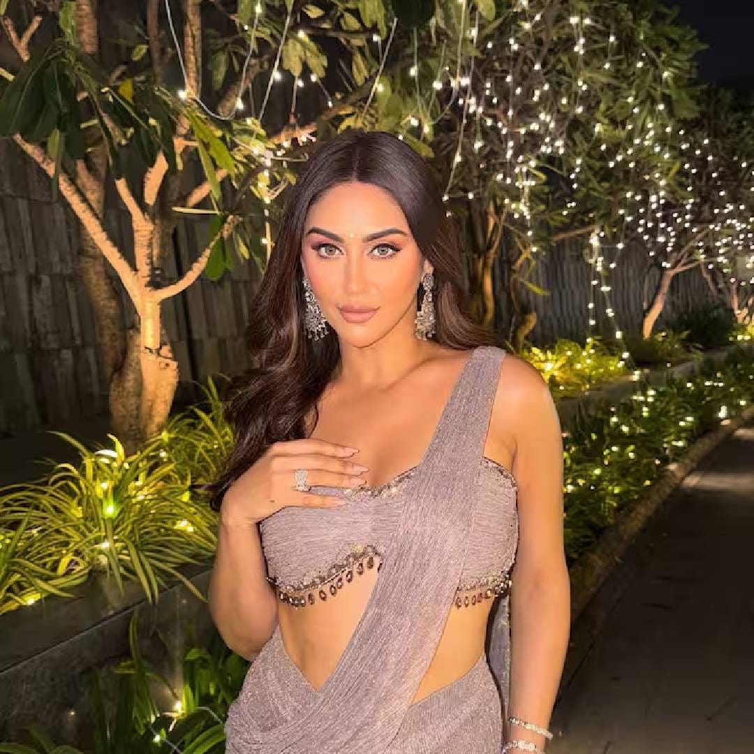 'धुरंधर' या चित्रपटाची फक्त कथा किंवा त्यातील कलाकारांचं अभिनयच दमदार नाही तर त्यातील गाणीसुद्धा जबरदस्त आहेत. 'शरारत' हे गाणं सोशल मीडियावर तुफान ट्रेंड होतंय. या गाण्यासाठी आधी तमन्ना भाटियाची निवड झाल्याची चर्चा होती. परंतु कथेवरून प्रेक्षकांचं लक्ष भरकटू नये म्हणून क्रिस्टल डिसूझा आणि आयेशा खान यांची निवड करण्यात आली. 
