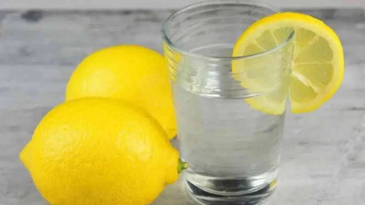 कोमट पाण्यात लिंबू मिक्स करून सतत पिल्याने आतड्यांवरही त्याचा वाईट गंभीर परिणाम होऊ शकतो. दिवसातून एखाद्यावेळी हे पाणी पिणे ठीक आहे. मात्र, त्यापेक्षा जास्त नकोच. 