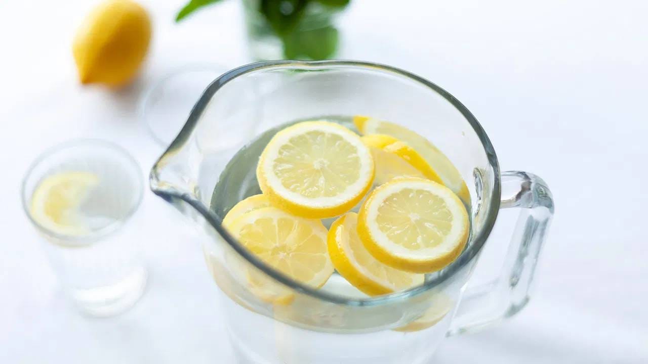 तुम्ही देखील सतत कोमट पाण्यात लिंबू मिक्स करून पित असाल तर आजच सावध व्हा. कारण यामुळे आरोग्याच्या असंख्य समस्या निर्माण होऊ शकतात. 