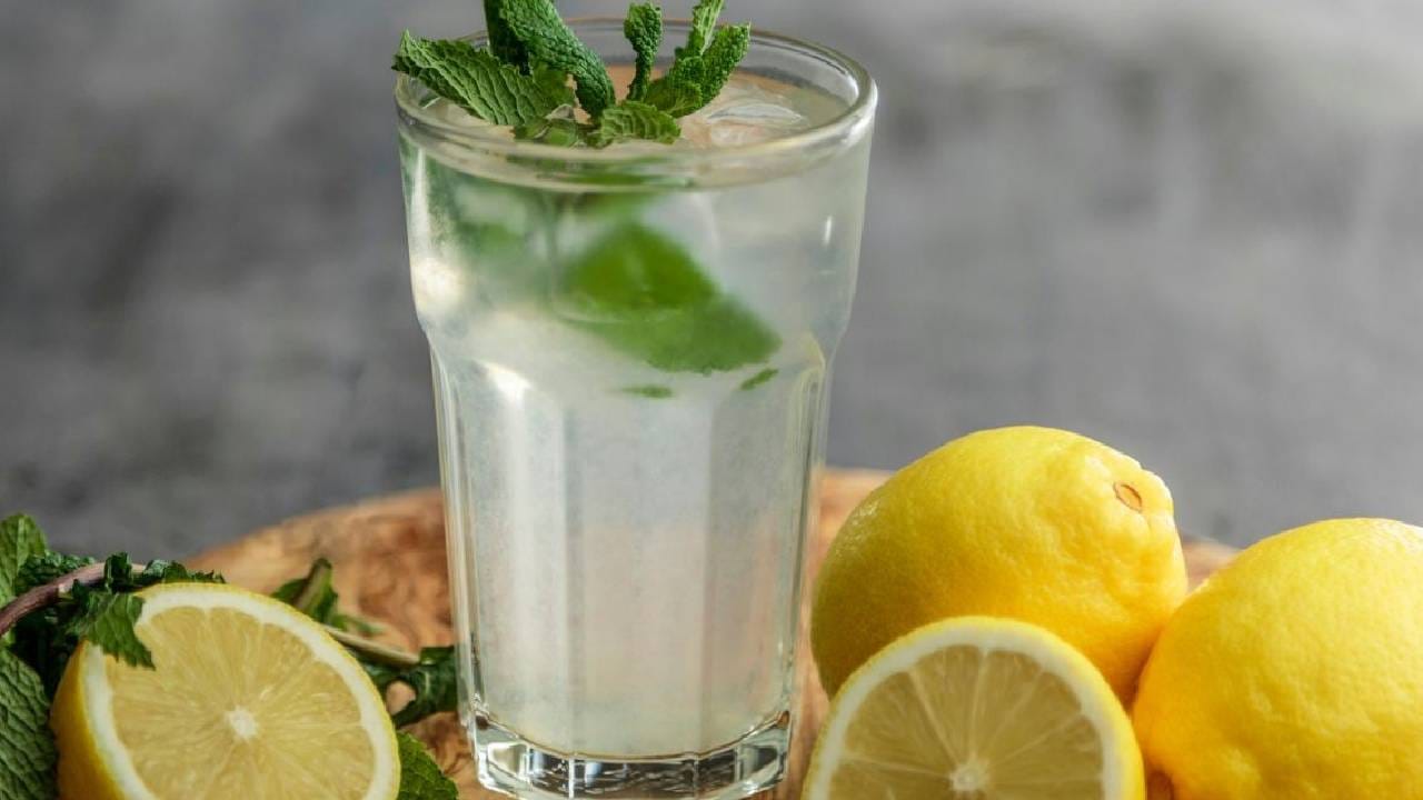 लिंबूमधील आम्ल हळूहळू दातांच्या मुलामा चढवणे खराब करू शकते, ज्यामुळे पोकळी निर्माण होण्याचा धोका वाढतो. यामुळे अतिरेक न केलेला बरा पडेल. 