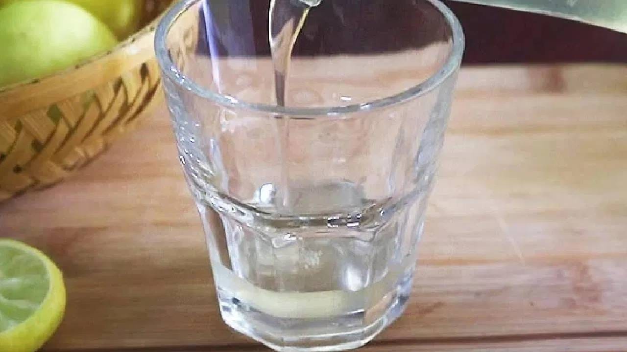बऱ्याच लोकांना काहीही झाले तरीही लिंबू पाणी लागते. कोमट पाण्यात लिंबू मिक्स करून पिण्याची जवळपास सर्वांनाच सवय आहे. मात्र, ही सवय काही लोकांच्या आरोग्यासाठी घातकही ठरू शकते. 