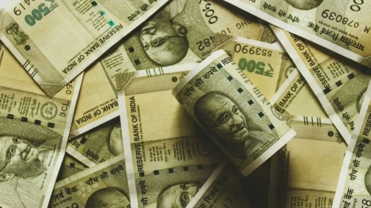 शनिवारी संध्याकाळच्या वेळी केलेले आर्थिक व्यवहारही अशुभ मानले जातात. तसेच मंगळवारी कर्ज घेऊ नये, ते लवकर फिटत नाही. जर तुम्हाला कर्ज फेडायचे असेल तर मंगळवार हा कर्ज फेडण्याचा हप्ता भरण्यासाठी किंवा कर्ज फेडण्यास सुरुवात करण्यासाठी शुभ मानला जातो.