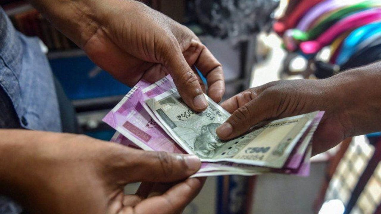 बुधवारी पैसे उधार दिल्यास ते पैसे बुडण्याची किंवा त्याची वसुली करताना त्रास होण्याची शक्यता सर्वाधिक असते. या दिवशी आर्थिक व्यवहार टाळावेत. तर गुरुवार हा धन आणि समृद्धीचा कारक असलेल्या देवगुरु बृहस्पतीचा दिवस मानला जातो. या दिवशी कोणाला पैसे उधार देणे म्हणजे लक्ष्मीचा अपमान करण्यासारखे मानले जाते. या दिवशी दिलेले पैसे परत मिळायला खूप अडचणी येतात.