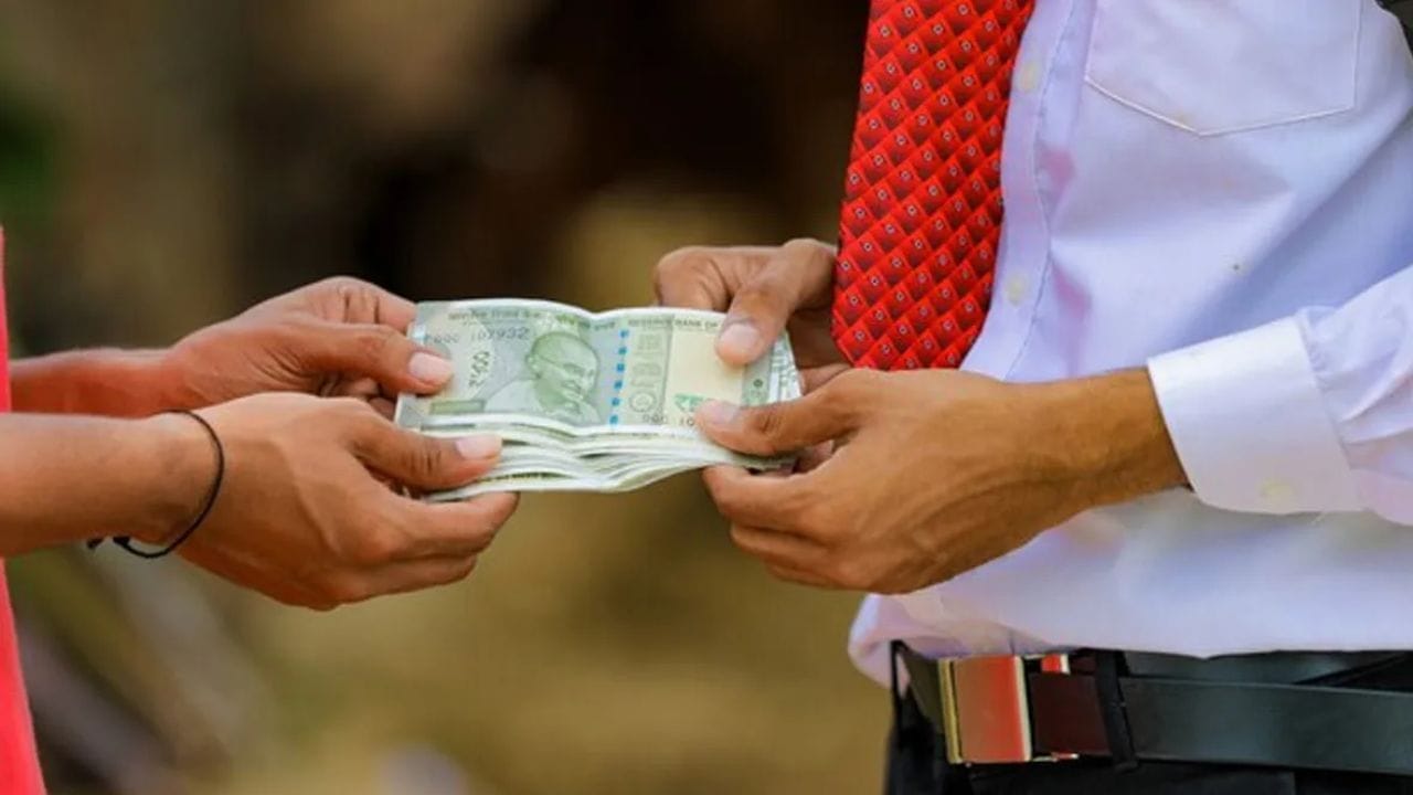 त्यामुळे वास्तुशास्त्राच्या नियमांनुसार व्यक्तीने आपली आर्थिक स्थिती चांगली ठेवण्यासाठी आणि दिलेले पैसे परत मिळवण्यासाठी बुधवार, गुरुवार आणि शनिवार हे तीन दिवस आणि तसेच सूर्यास्तानंतर पैसे उधार देणे टाळण्याचा सल्ला दिला जातो.