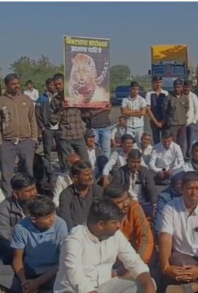 धुळे : बिबट्यांचा त्रास होत असल्याने ग्रामस्थांचा मुंबई आग्रा महामार्गावर अर्धा तास रास्तारोको.