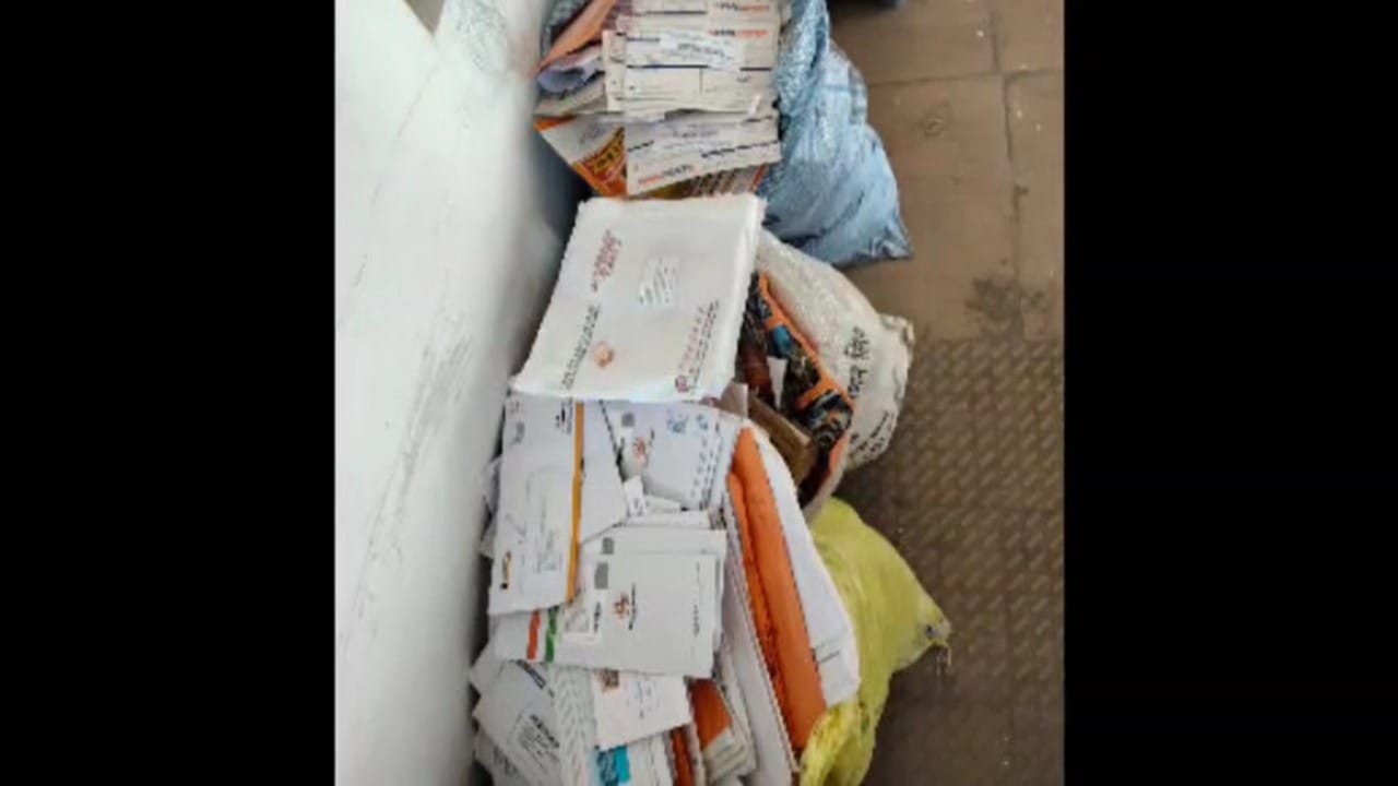 केवळ पोस्टमनवरच नाही, तर एवढा मोठा प्रकार वर्षभर सुरू असताना त्याकडे दुर्लक्ष करणाऱ्या वरिष्ठ अधिकाऱ्यांवरही फौजदारी कारवाई करण्याची मागणी नागरिक करत आहेत. विश्वासार्हतेचे प्रतीक मानल्या जाणाऱ्या पोस्टाच्या या कारभारामुळे आता सामान्यांनी दाद मागायची कोणाकडे, असा प्रश्न उपस्थित होत आहे.