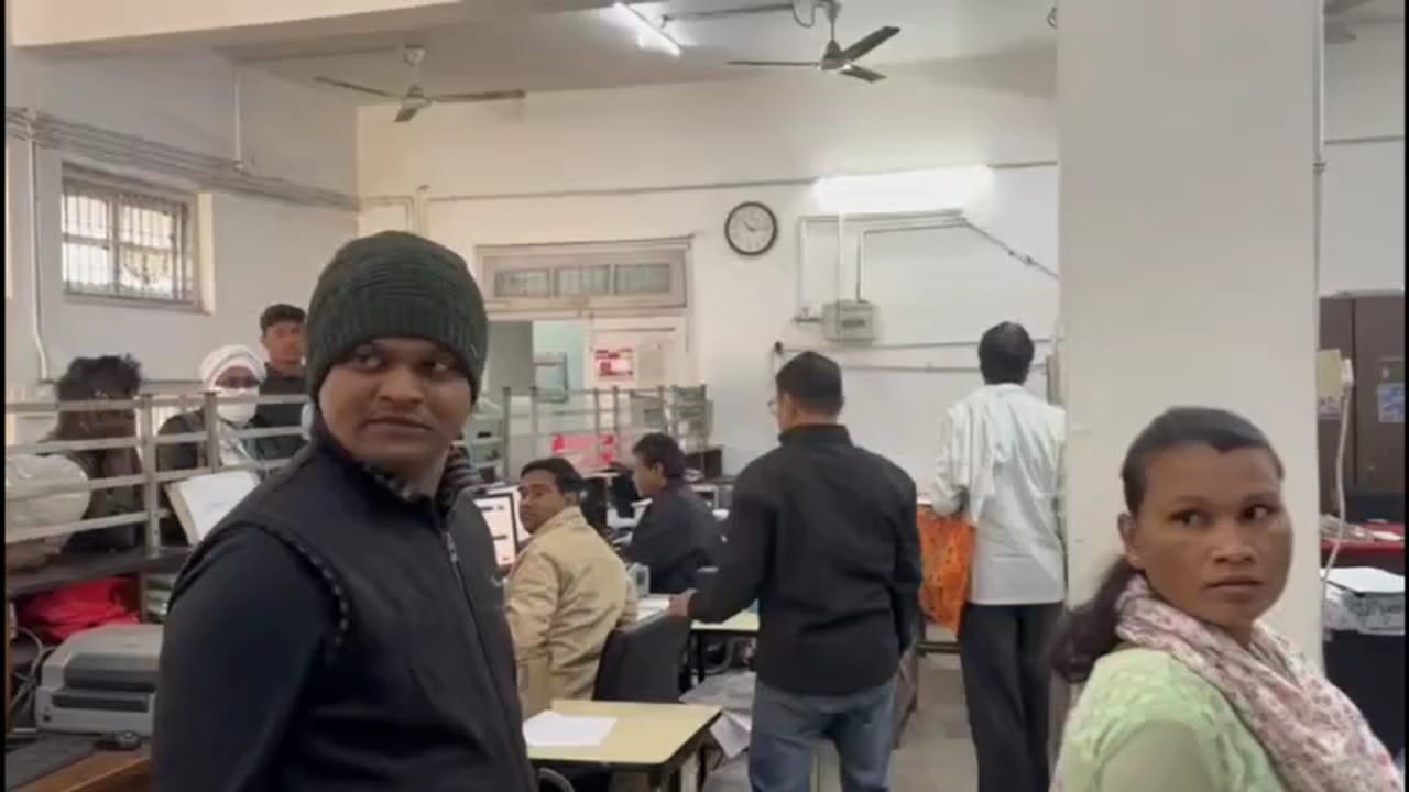 सतीश धुर्वे यांच्या घरात टपालाने गच्च भरलेली तीन मोठी पोती आढळून आली. यात लोकांचे महत्त्वाचे अर्ज, बँकांचे धनादेश, कायदेशीर नोटीस आणि पार्सल्सचा समावेश होता. अनेकांचे भवितव्य टांगणीला पोस्टमनच्या या कृत्यामुळे परिसरातील अनेक तरुणांची नोकरीची कॉल लेटर्स, वृद्धांचे पेन्शन पेपर, व्यापाऱ्यांचे धनादेश आणि न्यायालयात सुरू असलेल्या प्रकरणांच्या नोटीस वेळेवर पोहोचल्या नाहीत.