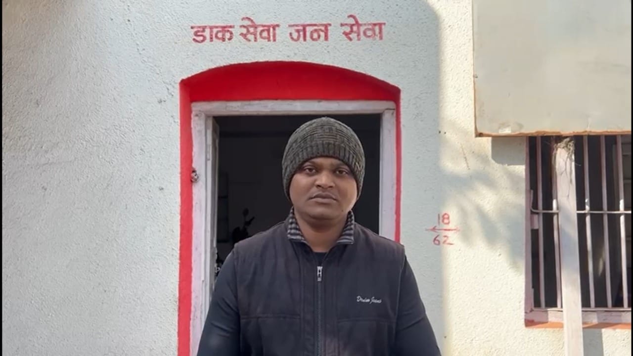 वरिष्ठ डाक अधिकाऱ्यांनी तक्रारीची दखल घेत पोस्टमन सतीश धुर्वे याच्या घराची झडती घेण्याचे आदेश दिले. जेव्हा पथकाने धुर्वे याच्या घरी जाऊन तपासणी केली, तेव्हा अधिकारीही चक्रावून गेले.