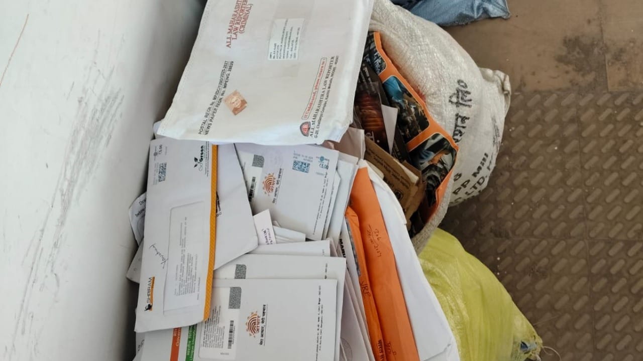 वारंवार पाठपुरावा करूनही टपाल मिळत नसल्याने त्यांनी संशय व्यक्त केला होता. २२ डिसेंबर रोजी पोस्टमन धुर्वे कार्यालयात गैरहजर असताना, त्यांच्या संशयास्पद आणि उद्धट वर्तणुकीमुळे खान यांनी वरिष्ठांकडे तक्रार दाखल केली.