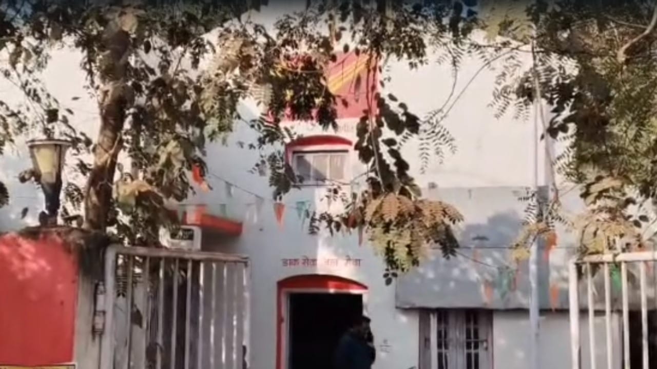 ज्या खात्यावर नागरिकांचा सर्वाधिक विश्वास असतो, त्याच टपाल विभागाच्या विश्वासार्हतेला पांढरकवडा येथे मोठा तडा गेला आहे. नागरिकांची महत्त्वाची कागदपत्रे, कायदेशीर नोटीस आणि बँकिंग साहित्य सुरक्षित पोहोचवण्याची जबाबदारी एका पोस्टमनवर असते.