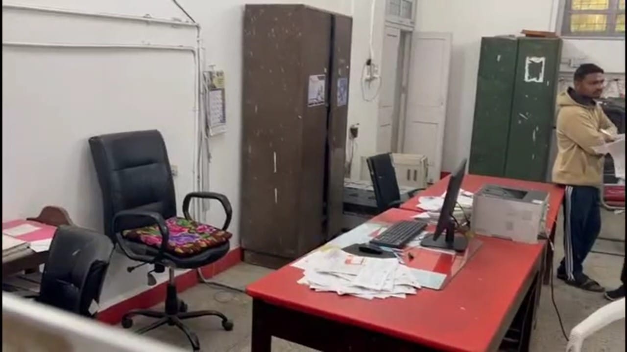 पांढरकवडा येथील मंगलमूर्ती लेआऊटचे रहिवासी आणि ज्येष्ठ विधिज्ञ गाजी इबादुल्ला खान यांनी याप्रकरणी तक्रार केली होती. गेल्या एक वर्षापासून त्यांना मिळणारी महत्त्वाची कायदेशीर पुस्तके, नोटीस आणि इतर टपाल मिळत नव्हते.