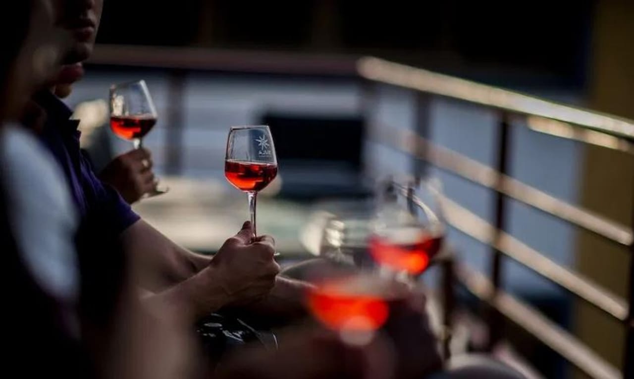 मद्य आरोग्यास हानिकारक असते. मद्यप्राशन केल्यावर शरीराला मोठे नुकसान होतो. परंतु तरीदेखील जगभरात लाखो लोक रोज मद्यप्राशन करतात. मद्यप्राशन केल्यास अनेकांना आनंद वाटतो. अनेकजण दु:ख विसरण्यासाठीदेखील मद्यप्राशन करतात.