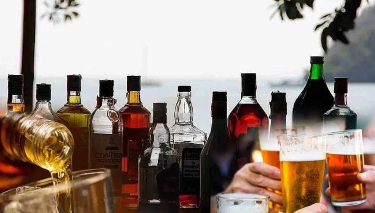 मद्यप्राशन केल्यानंतर शरीर डोपामाईन रिलीज करते. हे संप्रेरक शरीरात जास्त झाले की आनंद वाटतो. त्यामुळे मद्यप्राशन केल्यानंतर अनेकांना आनंदी वाटते. उत्साह आल्यासारखे वाटते.