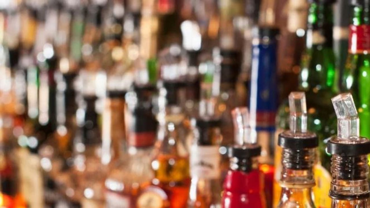 आजघडीला भारतात लाखो लोक मद्यप्राशन करतात. विशेष म्हणजे काही लोक तर मद्याचे प्रेमात असतात. त्यांना वेगवेगळ्या प्रकारची मद्यं प्राशन करायला आवडते. अनेकांना फक्त बिअर, रम असेच मद्याचे प्रकार माहिती आहेत. परंतु मद्याचे इतरही काही प्रकार आहेत, जे जगभरात प्रसिद्ध आहेत.