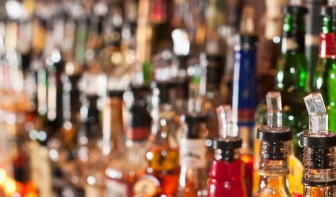 जगातील अनेक देशांत मद्यविक्रीवर बंदी आहे. पण आता सौदी अरेबियाने एक मोठा निर्णय घेतला आहे. या निर्णयानुसार सौदी अरेबियात मद्यविक्री केली जाणार आहे. पण मद्य खरेदी करायचे असेल तर तुम्हाला आता सॅलरी स्लीप दाखवावी लागणार आहे. सॅलरी स्लीप असेल तरच तुम्हाला तिथे मद्य खरेदी करता येणार आहे.