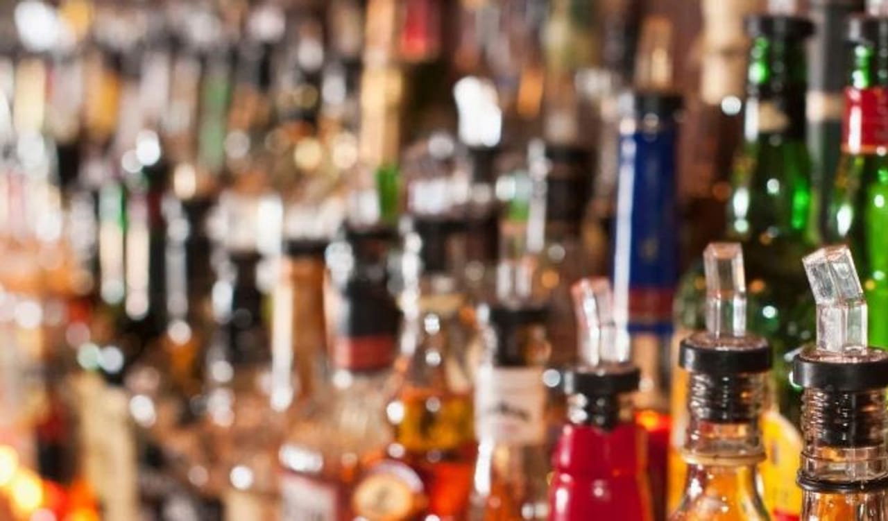 जगातील अनेक देशांत मद्यविक्रीवर बंदी आहे. पण आता सौदी अरेबियाने एक मोठा निर्णय घेतला आहे. या निर्णयानुसार सौदी अरेबियात मद्यविक्री केली जाणार आहे. पण मद्य खरेदी करायचे असेल तर तुम्हाला आता सॅलरी स्लीप दाखवावी लागणार आहे. सॅलरी स्लीप असेल तरच तुम्हाला तिथे मद्य खरेदी करता येणार आहे.