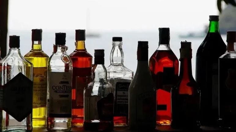 मिळालेल्या ताज्या माहितीनुसार आता सौदी अरेबियात मद्यविक्रीच्या नियमांत काही बदल करण्यात आले आहेत. या बदललेल्या नियमानुसार आता सौदी अरेबियामध्ये परदेशी नागरिकांना मद्याची खरेदी करता येणार आहे. पण त्यासाठी एक अट ठेवण्यात आली आहे. एका रिपोर्टनुसार मद्यविक्रीच्या दुकानावर तुम्ही सॅलरी स्लीप दाखवल्याशिवाय तुम्हाला मद्य दिले जणार आहे.