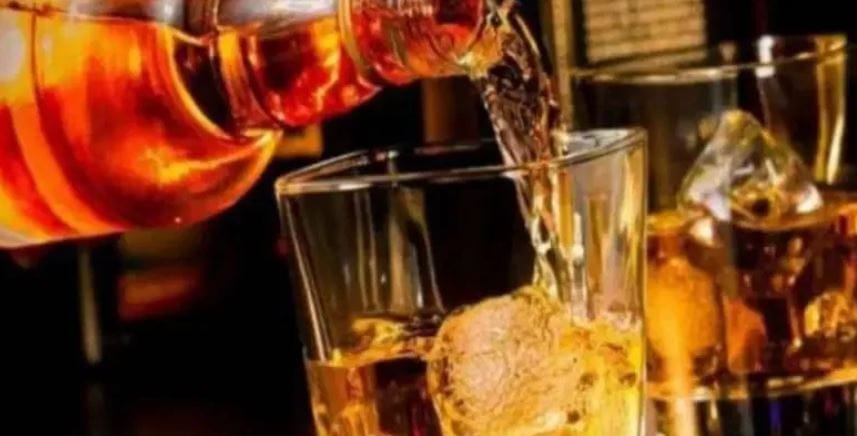 विशेष म्हणजे तुमच्या सॅलरीवर 50 हजार रियाल म्हणजेच 13300 डॉलर्सपेक्षा कमी पगार असेल तर तुम्हाला मद्य दिले जाणार आहे. भारतीय रुपयांत सांगायचे झाल्यास औदी अरेबियात तुम्हाला मद्यखरेदी करायची असेल तर तुमचा पगार प्रतिमहिना 12 लाख रुपयांपेक्षा कमी नसायला हवा.