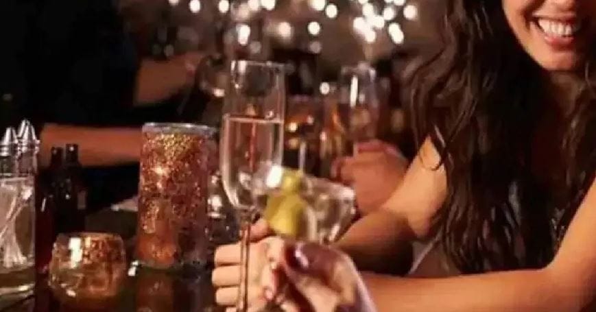 सौदी अरेबियात तुम्हाला सॅलरी स्लिप दाखवून तुमची कमाई सिद्ध करावी लागणार आहे. अगोदर रियादमध्ये फक्त परदेशी राजनयिक अधिकाऱ्यांसाठी मद्यविक्रीची दुकाने चालू करण्यात आली होती. आता येथे गैर-मुस्लिमांनाही मद्याची विक्री केली जात आहे.