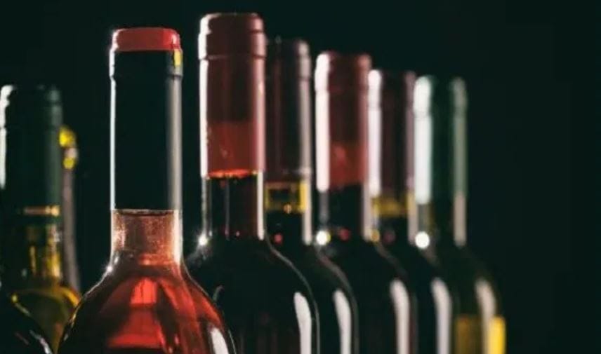 सौदी अरेबियाने हा निर्णय घेण्यामागे एक रणनीती असल्याचे बोलले जात आहे. या देशाला तेथे असलेल्या सामाजिक बंधनांना कमी करायचे आहे. या नियमांत शिथिलता दिल्याने त्या देशात गुंतवणुकीला चालना मिळेल, असा तेथील सरकारचा उद्देश आहे.