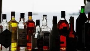 सॅलरी स्लीप दाखवली तरच मिळणार दारू, नव्या आदेशाची जगात चर्चा; निर्णय कशामुळे?