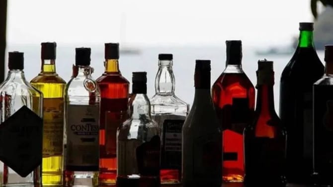 सॅलरी स्लीप दाखवली तरच मिळणार दारू, नव्या आदेशाची जगात चर्चा!