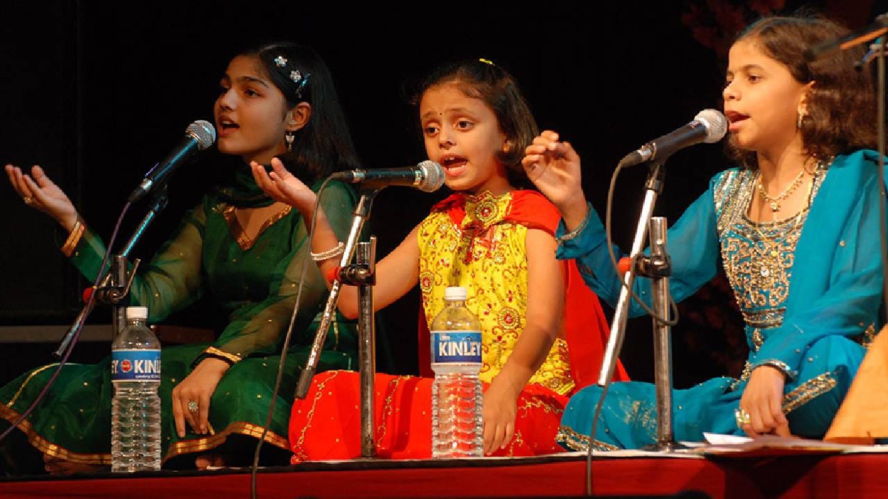 छोट्या पडद्यावर गाजलेल्या 'सारेगमप लिटिल चॅम्प्स'बद्द माहीत नाही, तो कार्यक्रम पाहिला नाही, असा प्रेक्षक विरळाच. 2008 च्या सुमारासच्या कार्यक्रमात छोट्या गायकांनी अगदी धमाल केली होती. पण तरीही त्यात शेवटी उरलेले ते 5 लिटील चॅम्प्स.. मुग्धा वैशंपायन, कार्तिकी गायकवाड, प्रथमेश लघाटे, रोहित राऊत आणि आर्या आंबेकर. सर्वांचाच आवाज उत्तर, कार्तिकी तर विजेतीही झाली. पण याच शोने पुढे आलेली, सुप्रसिद्ध गायिका आर्या आंबेकर आज मराठी इंडस्ट्रीतील अतिशय लोकप्रिय आवाज आहे. ( Photos : Social Media)